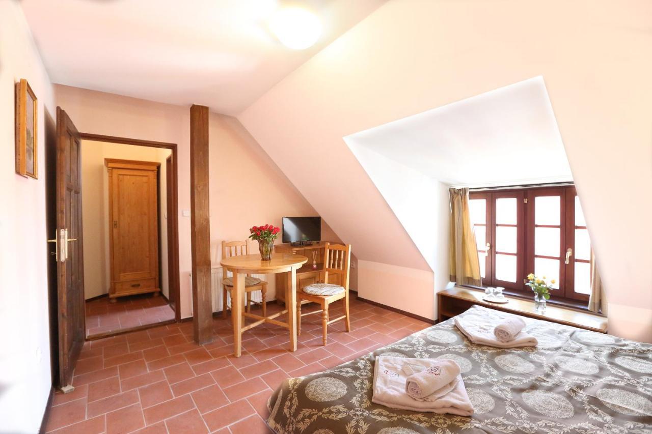Penzion Na 15. Poledníku Jindrichuv Hradec Exterior foto