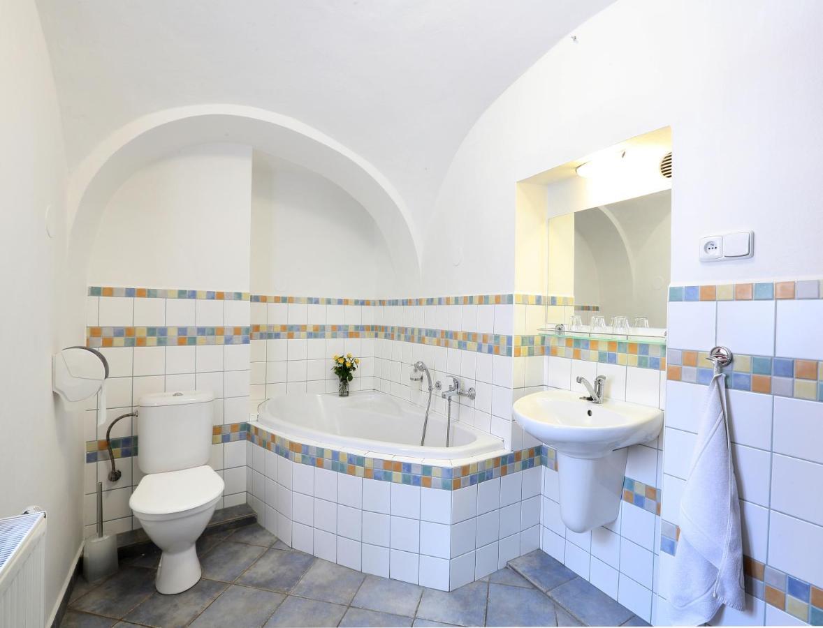 Penzion Na 15. Poledníku Jindrichuv Hradec Exterior foto